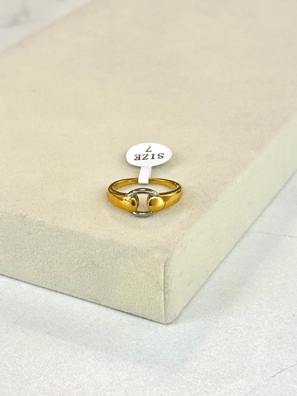 Anillo Capri